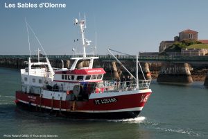 Bateau de peche à l'entrée des Sables d'Olonne camping