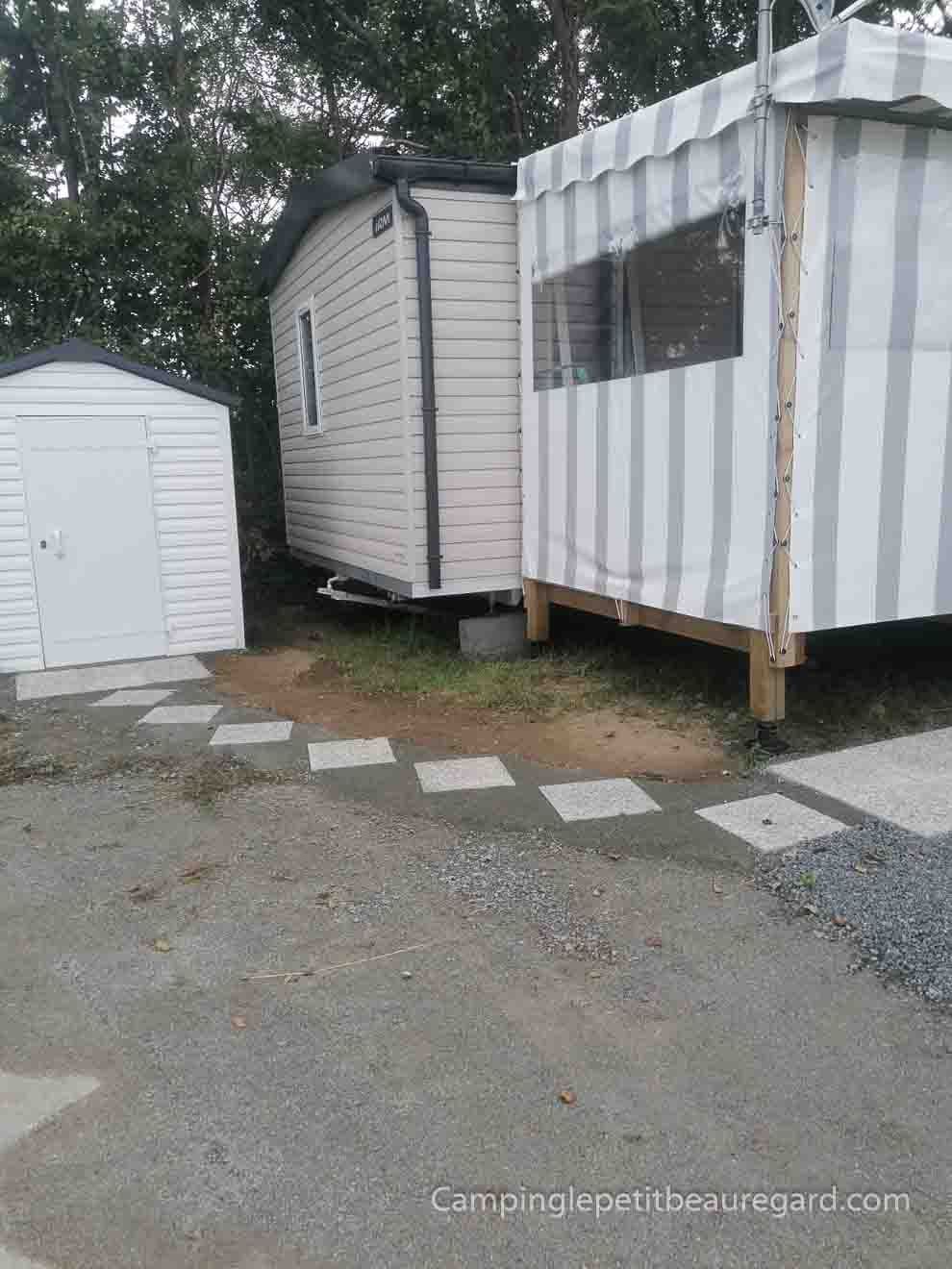 Terrain autour du mobil-home 