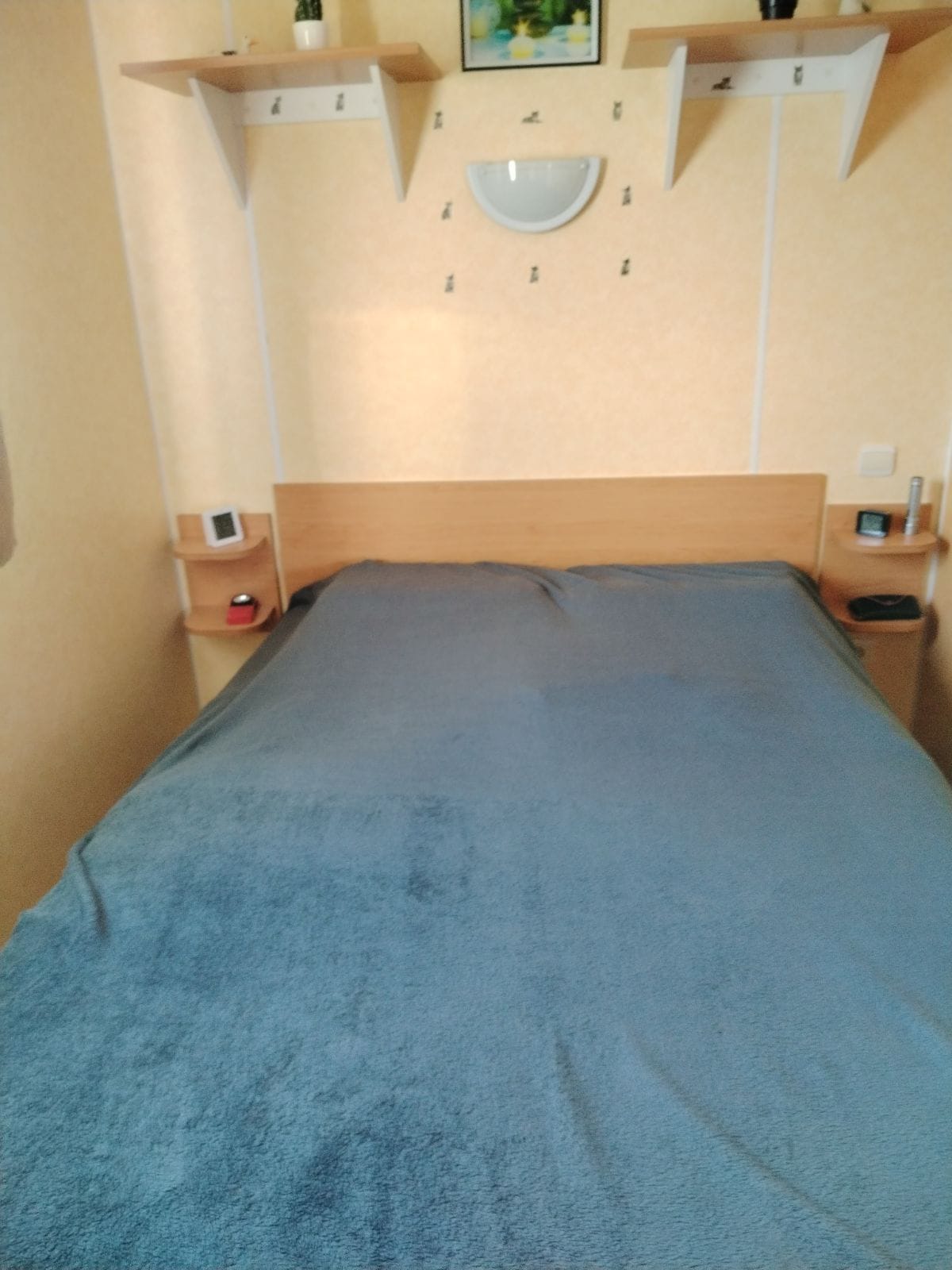 Chambre du mobil-home rideau rev